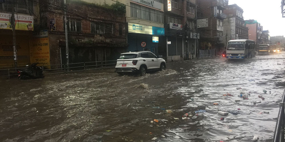 मुसलधारे वर्षाका कारण शनिबार साँझपख जलमग्न काठमाडौँ पुतलीसडक (फोटो फिचर)